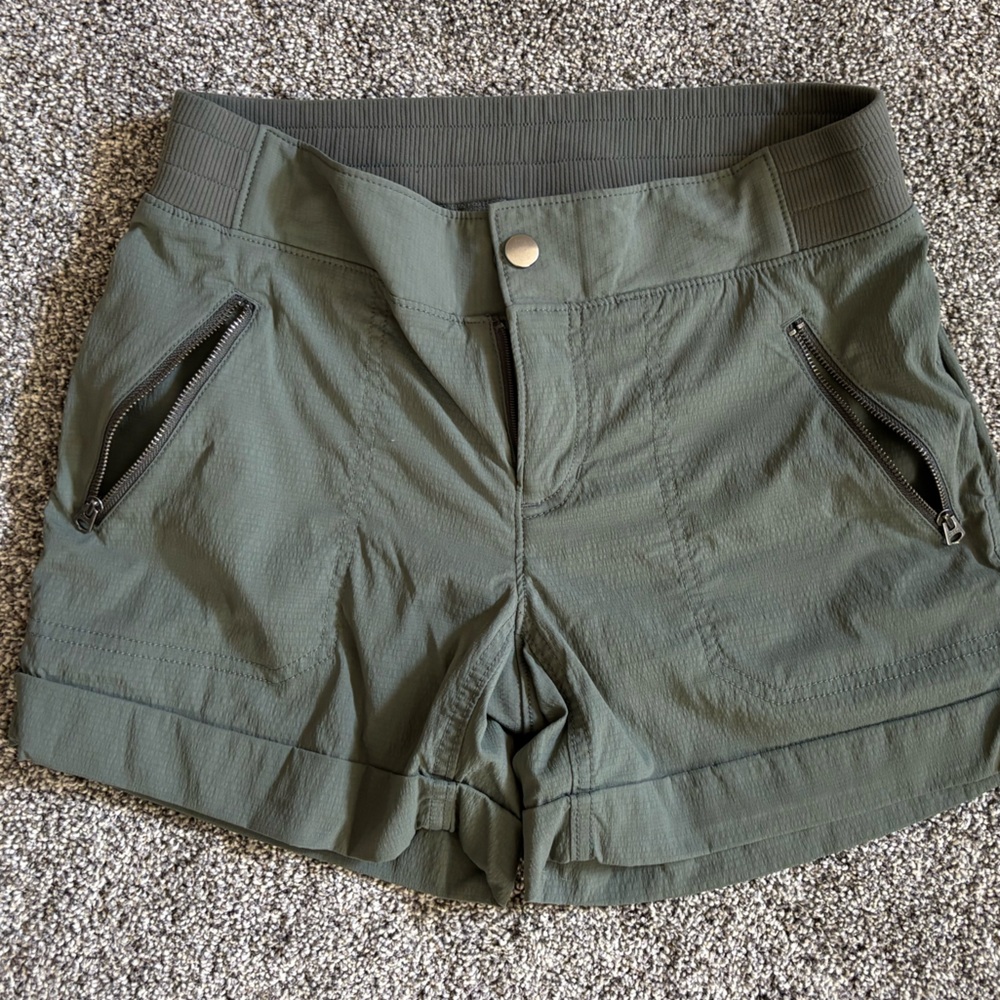 Athleta Trekkie ripstop cuffed shorts- size 6 - Picture 2 of 4